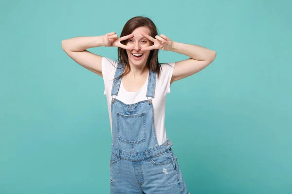Fröhliche Junge Brünette Frau Mädchen Lässiger Jeanskleidung Posiert Isoliert Auf — Stockfoto