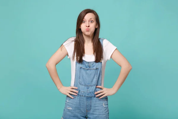 Menina Mulher Morena Muito Jovem Roupas Casuais Jeans Posando Isolado — Fotografia de Stock