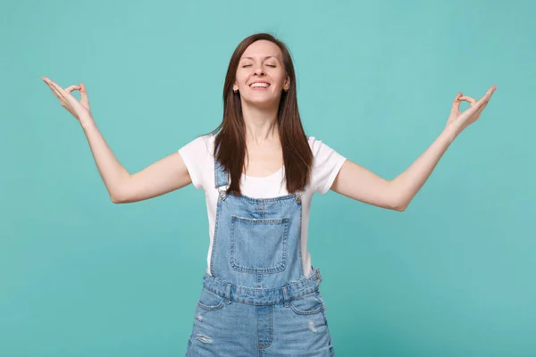 Lächelnde Junge Frau Lässiger Jeanskleidung Isoliert Auf Blauem Türkisfarbenem Hintergrund lizenzfreie Stockbilder