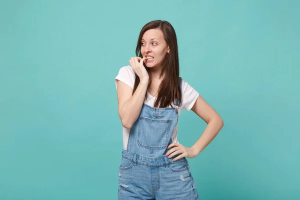 Pensivo Chocado Jovem Morena Menina Roupas Ganga Casual Posando Isolado Fotos De Bancos De Imagens Sem Royalties