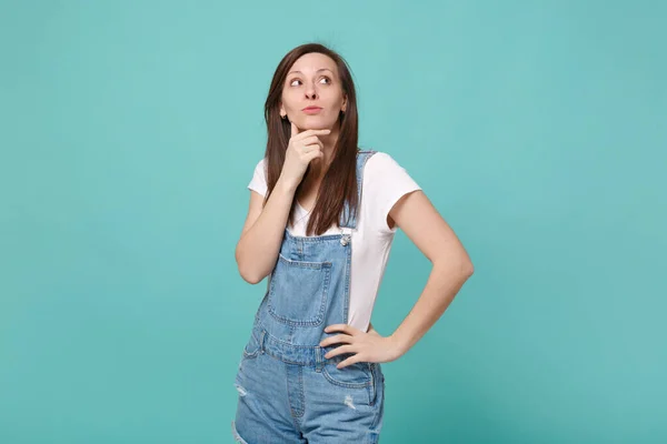 Pensive Junge Brünette Frau Mädchen Lässiger Jeanskleidung Posiert Isoliert Auf Stockfoto