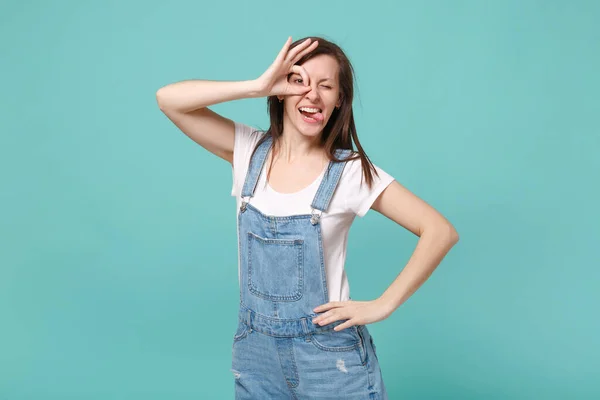 Engraçado Jovem Mulher Roupas Ganga Casual Isolado Fundo Azul Turquesa Fotos De Bancos De Imagens Sem Royalties