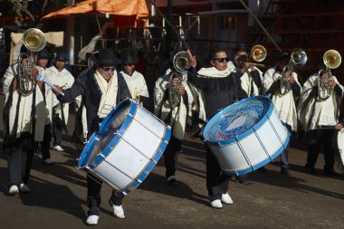 : Oruro, Bolivia - 26 Şubat 2017: Bir Llamerada dans grubu Oruro incelemesi şehir Bolivya Altiplano yıllık Oruro karnaval sırasında parading renkli kıyafetler içinde grubun.                                 