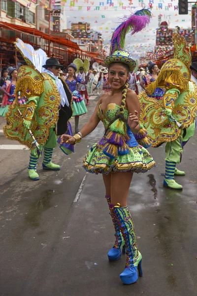玻利维亚奥鲁罗 2017 Morenada 舞蹈团在色彩缤纷的服装游行通过奥鲁罗矿业城市在玻利维亚高原上年度的奥鲁罗狂欢节期间 — 图库照片