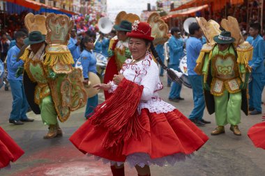 : Oruro, Bolivia - 26 Şubat 2017: Morenada dans grubu Oruro incelemesi şehir Bolivya Altiplano yıllık Oruro Karnaval sırasında parading renkli kıyafetler içinde.       