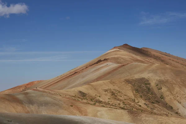 チリ北部のアルティプラーノにカラフルな砂漠の風景のラウカ国立公園 — ストック写真