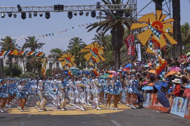 ARICA, ŞİLYE - 22 Ocak 2016: Şili 'nin Arica kentindeki yıllık Karnaval Andino con la Fuerza del Sol' da Caporales dans grubu.