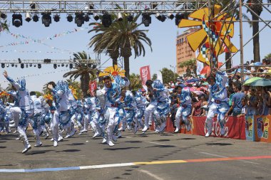 ARICA, ŞİLYE - 22 Ocak 2016: Şili 'nin Arica kentindeki yıllık Karnaval Andino con la Fuerza del Sol' da Caporales dans grubu.