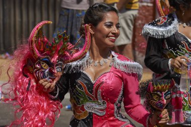 Arica, Chile - 22 Ocak 2016: Genç kadın Diablada (dans şeytanın) Carnaval Andino parçası olarak gerçekleştirme con la Fuerza del Sol Arica, Chile.