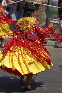 Arica, Chile - 22 Ocak 2016: And Bayan geleneksel kostüm gerçekleştirmeyi yıllık Carnaval Andino con la Fuerza del Sol Arica, Chile.