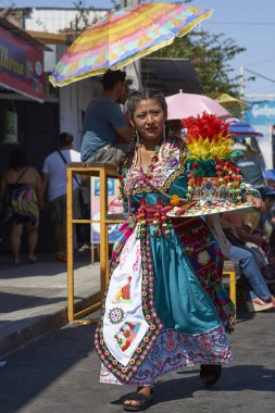 ARICA, ŞİLYA - 22 Ocak 2016: Renkli kostümlü Tinkus dans grubu Arica, Şili 'deki Karnaval Andino con la Fuerza del Sol' un bir parçası olarak geleneksel ritüel dansı yapıyor.