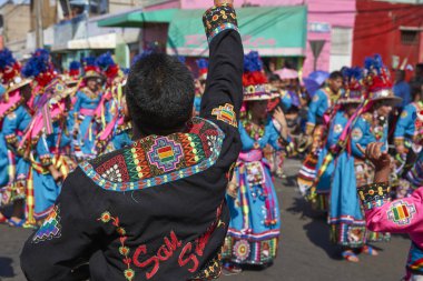 ARICA, ŞİLYA - 22 Ocak 2016: Renkli kostümlü Tinkus dans grubu Arica, Şili 'deki Karnaval Andino con la Fuerza del Sol' un bir parçası olarak geleneksel ritüel dansı yapıyor.