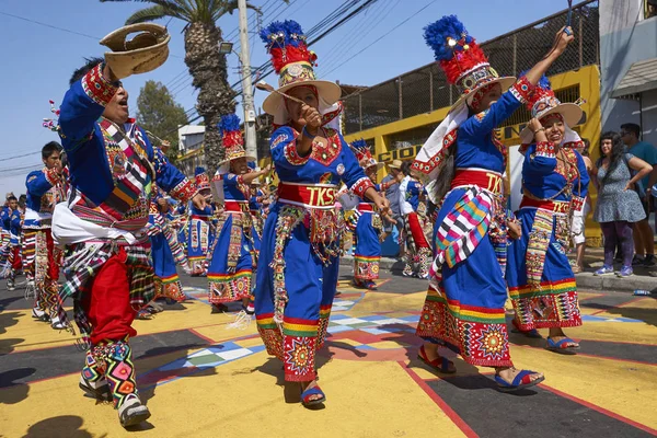 Arica Chile Tammikuu 2016 Tinkus Tanssiryhmä Värikkäissä Puvuissa Suorittamassa Perinteistä — kuvapankkivalokuva