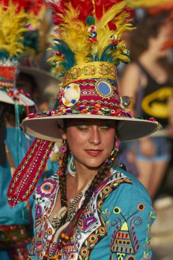 ARICA, ŞİLYA - 22 Ocak 2016: Renkli kostümlü Tinkus dans grubu Arica, Şili 'deki Karnaval Andino con la Fuerza del Sol' un bir parçası olarak geleneksel ritüel dansı yapıyor.