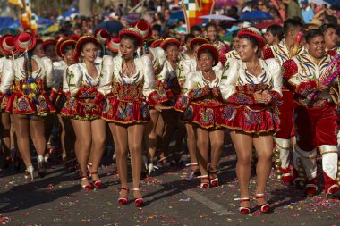 Arica, Şili - 23 Ocak 2016: Caporales dans grubu yıllık Carnaval Andino con la Fuerza del Sol Arica, Şili'de sahne süslü kırmızı ve beyaz kostüm.