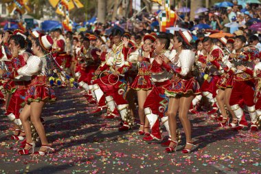 Arica, Şili - 23 Ocak 2016: Caporales dans grubu yıllık Carnaval Andino con la Fuerza del Sol Arica, Şili'de sahne süslü kırmızı ve beyaz kostüm.