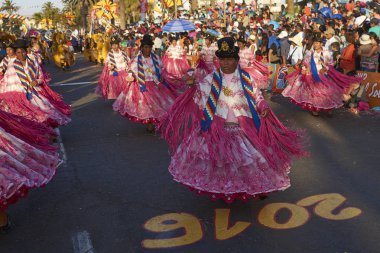 Arica, Şili - 23 Ocak 2016: Con Morenada dansçılar yıllık Carnaval Andino gerçekleştirme geleneksel and kostüm la Fuerza del Sol Arica, Chile.