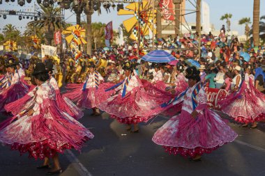 Arica, Şili - 23 Ocak 2016: Con Morenada dansçılar yıllık Carnaval Andino gerçekleştirme geleneksel and kostüm la Fuerza del Sol Arica, Chile.