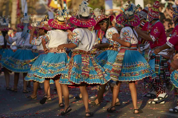 Arica Chile Janeiro 2016 Grupo Dança Tinkus Trajes Coloridos Realizando — Fotografia de Stock