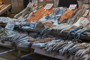 Santiago, Şili - 24 Temmuz 2014: Taze deniz ürünleri, Santiago, Şili'nin başkenti merkezinde tarihi ana balık pazarında Satılık