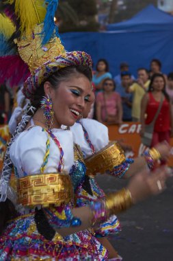 Arica, Şili - 23 Ocak 2016: Con Morenada dansçılar yıllık Carnaval Andino gerçekleştirme geleneksel and kostüm la Fuerza del Sol Arica, Chile.