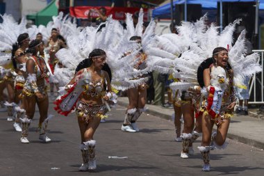 Arica, Chile - 24 Ocak 2016: Con Tobas dansçılar yıllık Carnaval Andino gerçekleştirme geleneksel and kostüm la Fuerza del Sol Arica, Chile.
