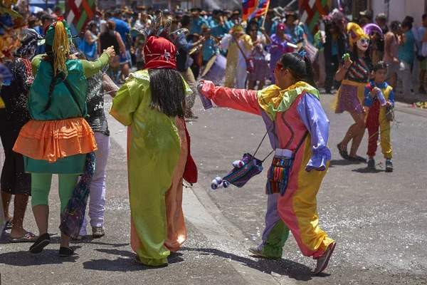 Arica Chile Januar 2016 Maskierte Kinder Besprühen Sich Gegenseitig Mit — Stockfoto