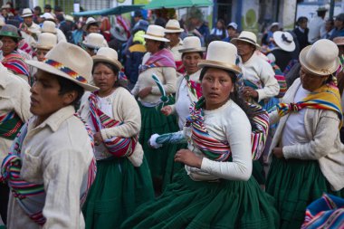 ORURO, BOLIVIA - 23 Şubat 2017: Renkli kostümlü dansçılar yıllık karnavalın başında Bolivya altiplanosundaki Oruro madencilik şehrinde geçit töreni yapıyorlar.
