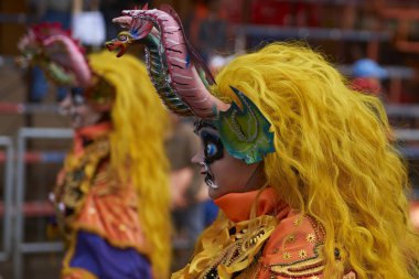 ORURO, BOLIVIA - 25 Şubat 2017: Süslü kostümlü Diablada dansçıları, Bolivya 'nın Altiplano şehrinde her yıl düzenlenen karnaval sırasında Oruro madencilik şehrinde geçit töreni yapıyorlar..