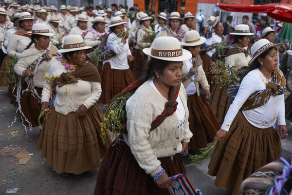 Oruro Bolivia Febrero 2017 Bailarines Trajes Coloridos Desfilan Por Ciudad — Foto de Stock