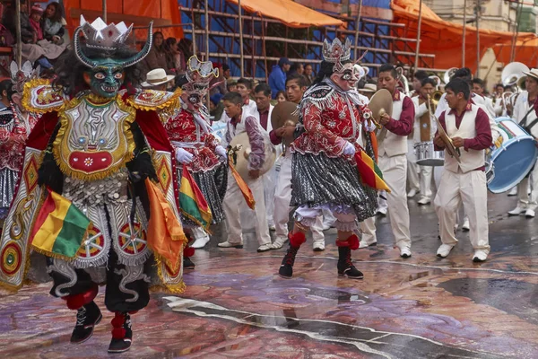 Oruro Bolivia Februari 2017 Diablada Dansers Sierlijke Kostuums Parade Door — Stockfoto