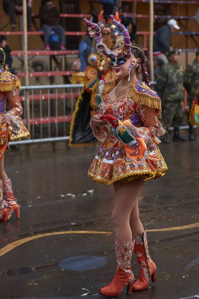 Oruro Bolivia Febrero 2017 Bailarinas Diabladas Trajes Ornamentados Desfilan Por — Foto de Stock