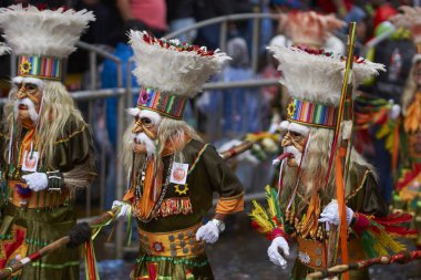 ORURO, BOLIVIA - 25 Şubat 2017: Geleneksel Oruro Karnavalı 'nda renkli kostümlü Tobas dansçıları sahne alacak. Etkinlik UNESCO tarafından İnsanlığın Soyut Kültürel Mirası olarak belirlendi.