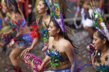 ORURO, BOLIVIA - 25 Şubat 2017: Geleneksel Oruro Karnavalı 'nda renkli kostümlü Tobas dansçıları sahne alacak. Etkinlik UNESCO tarafından İnsanlığın Soyut Kültürel Mirası olarak belirlendi.
