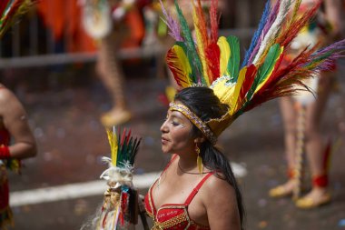 ORURO, BOLIVIA - 25 Şubat 2017: Geleneksel Oruro Karnavalı 'nda renkli kostümlü Tobas dansçıları sahne alacak. Etkinlik UNESCO tarafından İnsanlığın Soyut Kültürel Mirası olarak belirlendi.