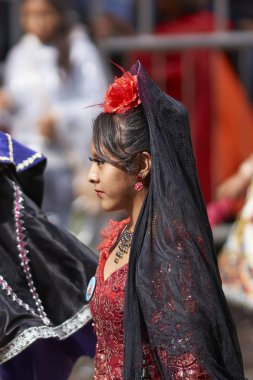 ORURO, BOLIVIA - 25 Şubat 2017: Bolivya Altiplanosu 'ndaki madencilik şehri Oruro' da düzenlenen yıllık karnaval sırasında Waca Waca dans grubu üyeleri.