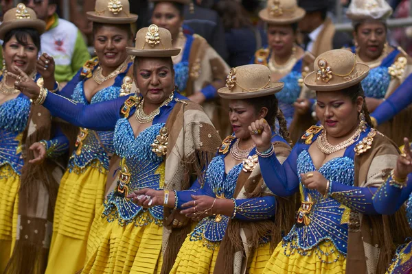 Oruro Bolívia Fevereiro 2017 Dançarinos Morenadas Trajes Ornamentados Desfilam Pela — Fotografia de Stock