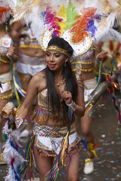 Oruro Bolivia Febrero 2017 Bailarinas Tobas Con Trajes Coloridos Actuando —  Fotos de Stock