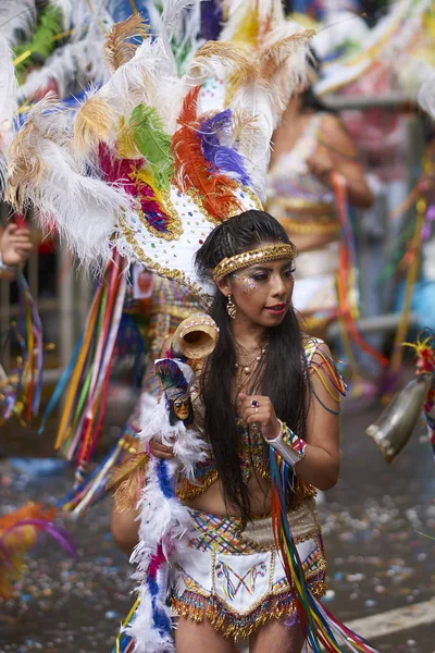 奥鲁罗 波莉维亚 2017年2月25日 托巴斯舞者穿着五颜六色的服装在一年一度的奥鲁罗狂欢节上表演 该活动被联合国教科文组织指定为人类非物质文化遗产 — 图库照片