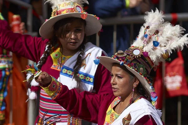 Oruro Bolivia Febrero 2017 Bailarines Tinkus Con Trajes Coloridos Presentan —  Fotos de Stock