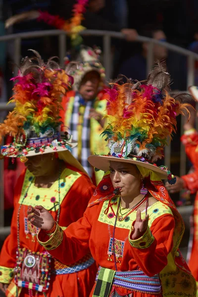 Oruro Bolivia Fevereiro 2017 Dançarinos Tinkus Trajes Coloridos Apresentando Carnaval — Fotografia de Stock