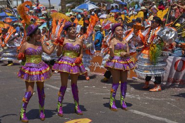 Arica, Chile - 24 Ocak 2016: Con Morenada dansçılar yıllık Carnaval Andino gerçekleştirme geleneksel and kostüm la Fuerza del Sol Arica, Chile.