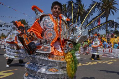 Arica, Chile - 24 Ocak 2016: Con Morenada dansçılar yıllık Carnaval Andino gerçekleştirme geleneksel and kostüm la Fuerza del Sol Arica, Chile.