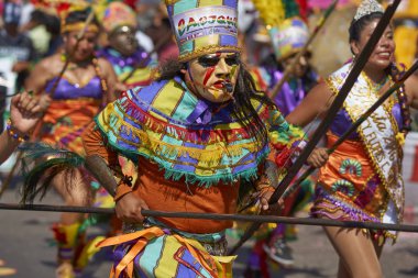 Arica, Chile - 24 Ocak 2016: Tobas dans grubu yıllık Carnaval Andino con la Fuerza del Sol Arica, Şili'de sahne geleneksel and kostümleri.