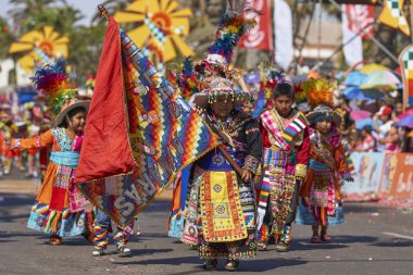 Arica, Şili - 24 Ocak 2016: Renkli kostümlü Tinkus dans grubu, Şili'nin Arica kentinde ki Carnaval Andino con la Fuerza del Sol'un bir parçası olarak geleneksel bir ritüel dansı yapıyor.