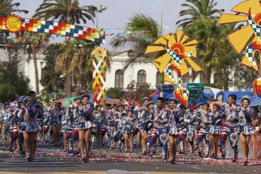 Arica, Chile - 24 Ocak 2016: Caporales dans grubu yıllık Carnaval Andino con la Fuerza del Sol Arica, Şili'de sahne süslü kostümleri.