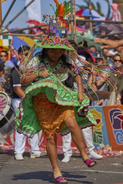 Arica, Şili - 24 Ocak 2016: Renkli kostümlü Tinkus dans grubu, Şili'nin Arica kentinde ki Carnaval Andino con la Fuerza del Sol'un bir parçası olarak geleneksel bir ritüel dansı yapıyor.