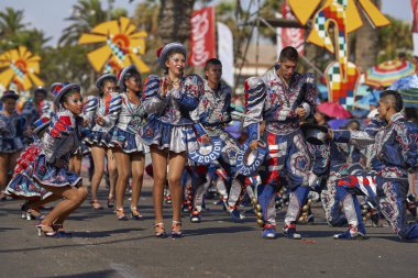 Arica, Chile - 24 Ocak 2016: Caporales dans grubu yıllık Carnaval Andino con la Fuerza del Sol Arica, Şili'de sahne süslü kostümleri.