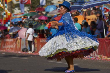 Arica, Chile - 24 Ocak 2016: Con Morenada dansçılar yıllık Carnaval Andino gerçekleştirme geleneksel and kostüm la Fuerza del Sol Arica, Chile.