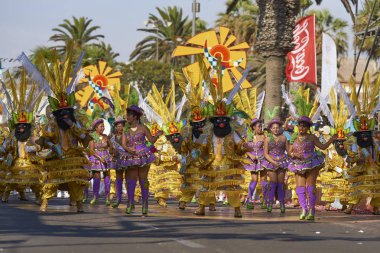 Arica, Chile - 24 Ocak 2016: Con Morenada dansçılar yıllık Carnaval Andino gerçekleştirme geleneksel and kostüm la Fuerza del Sol Arica, Chile.